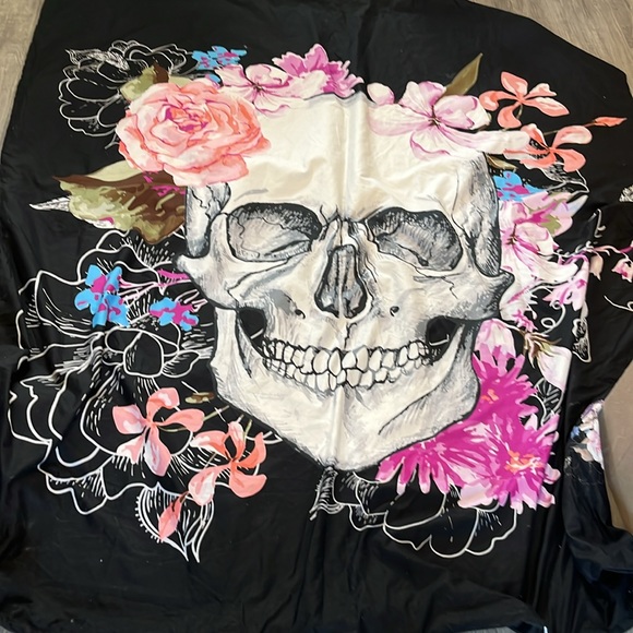 Skull and flowers Duvet and pillowcase set twin size 70x84” - Picture 2 of 5